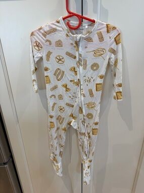 Angel dear 9-12’ Kids White One-Piece Pajamas with pasta Print